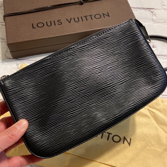 Louis Vuitton - Picture 6 of 11